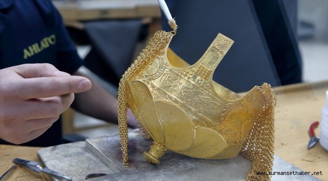 Sultan Alparslan'ın miğferinin kopyası üç kilogram altın kullanılarak yapıldı
