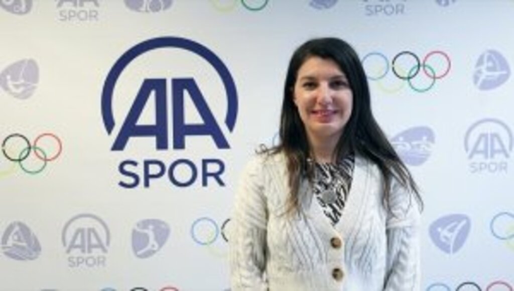 Türkiye rekortmeni milli paraşütçü Merve Arslan kadınlara 'uçun' diyor