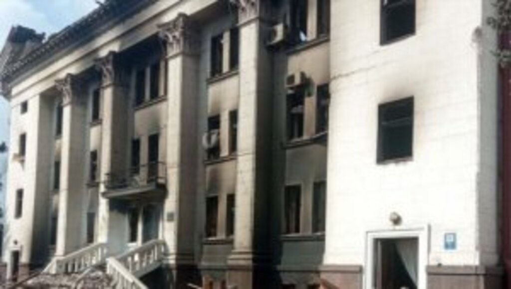 Ukrayna'da 400 kişinin sığındığı tiyatro binası bombalandı