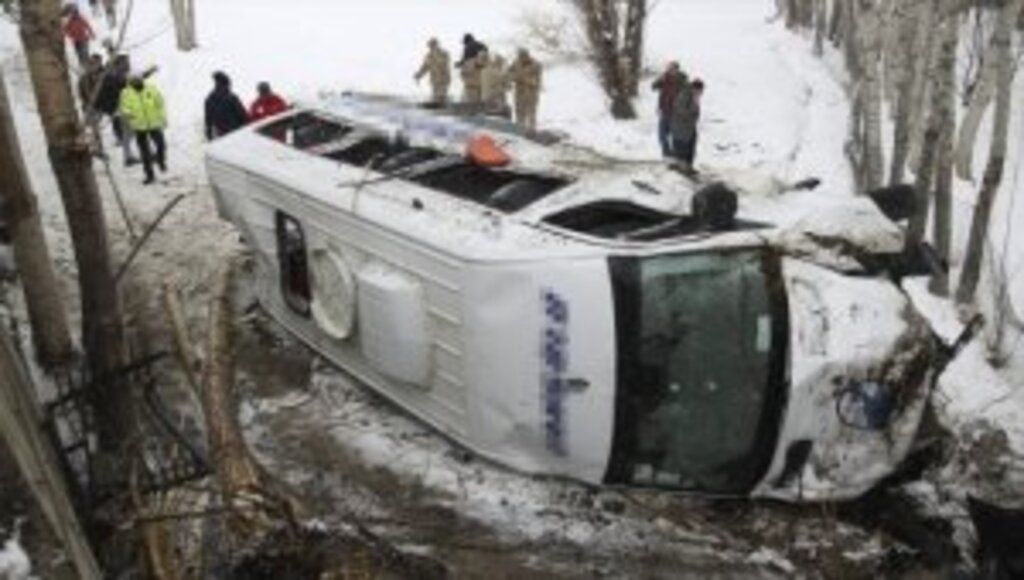 Van'da yolcu minibüsünün devrilmesi sonucu 14 kişi yaralandı