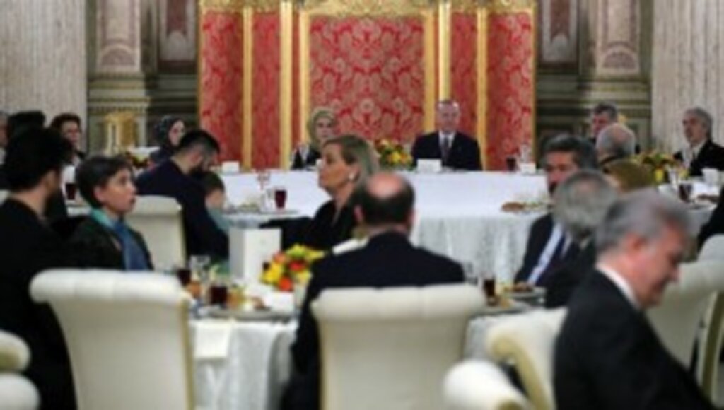 Cumhurbaşkanı Erdoğan ve eşi Emine Erdoğan, sanatçılarla iftar yemeğinde bir araya geldi