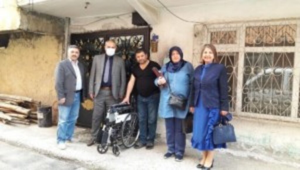 ENGELLİ MURAT’IN TEKERLEKLİ SANDELYE İHTİYACINA İLKADIM BELEDİYESİ KOŞTU