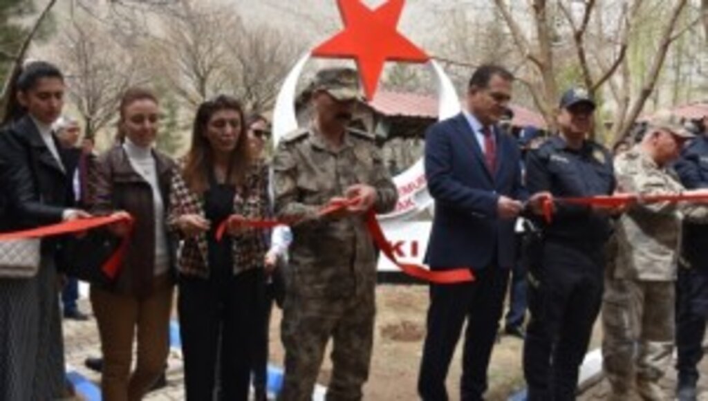 Hakkari'de Şehit Polisler Adına Yapılan çeşme ve 2 Park Açıldı
