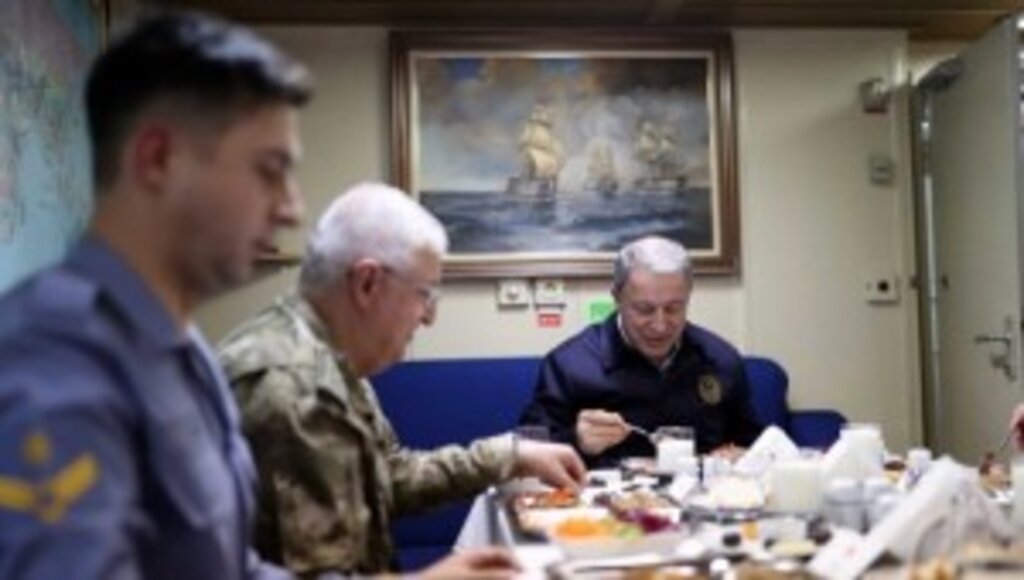 Hulusi Akar, TCG KEMALREİS Fırkateyni’nde Görevli Mehmetçik ile İftar Yaptı