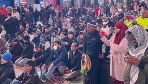 Times Meydanı'nda Tarihi Anlar. Binlerce Müslüman Teravih Namazı Kıldı