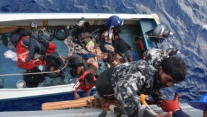 Mehmetçik Libya Açıklarında Yarı Baygın Hâldeki Bangladeşli Göçmenleri Kurtardı