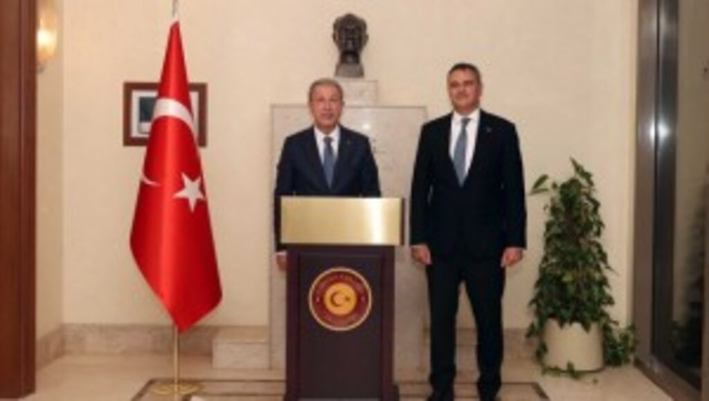 Millî Savunma Bakanı Hulusi Akar, Abu Dabi Büyükelçiliğimizi Ziyaret Etti