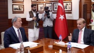 Millî Savunma Bakanı Hulusi Akar, Pakistan Başbakanı Şahbaz Şerif ile Görüştü