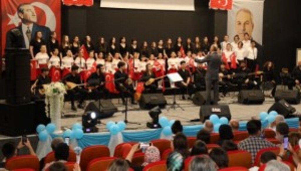 İLKADIM ÇOCUK VE GENÇLİK KOROSU TÜRKÜ SEVERLERE UNUTULMAZ BİR GECE YAŞATTI