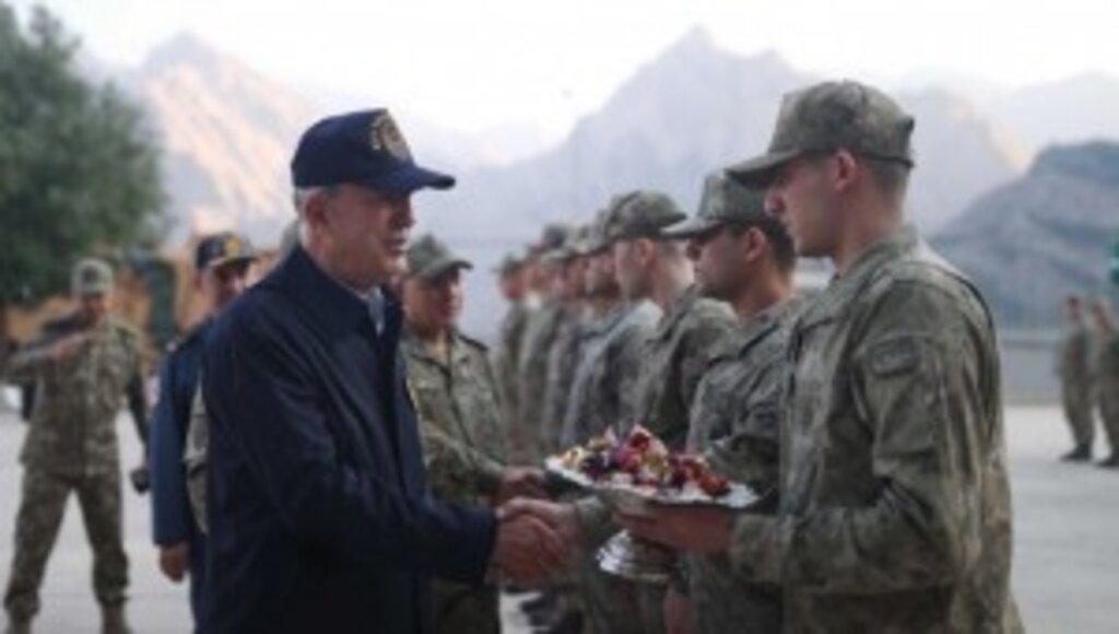  Bakan Hulusi Akar, Geceyi Dağlıca’da Geçirdi, Bayram Namazını Mehmetçik ile Kıldı