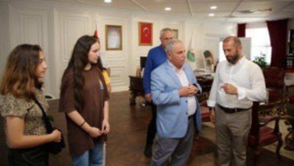 LGS‘DE BAŞARIYI YAKALAYAN ÖĞRENCİLER SEVİNÇLERİNİ BAŞKAN DEMİRTAŞ’LA PAYLAŞTI