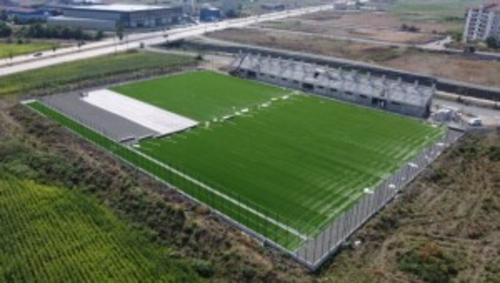 Tekkeköy ilçe stadında çimler serildi