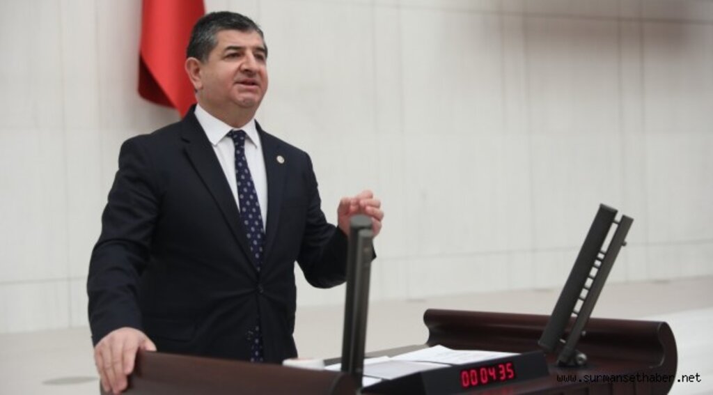 Cavit Arı'dan Bakan Özer'e: Mescidde uyuyan okul müdürüne ödül verme gerekçeniz nedir?