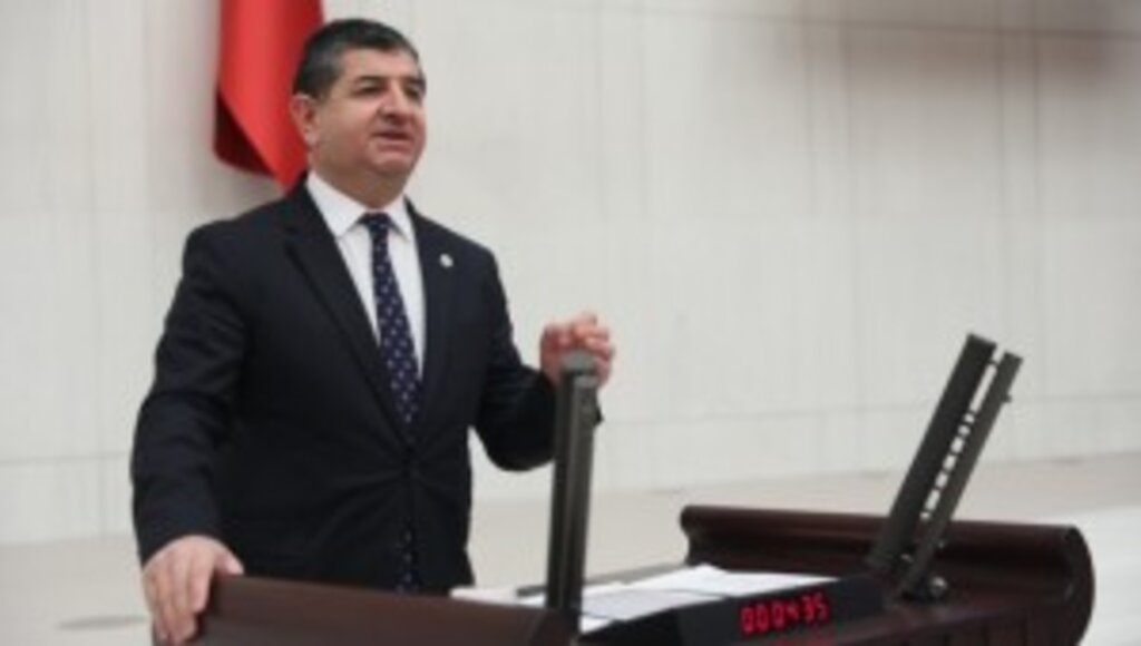 Cavit Arı'dan Bakan Özer'e: Mescidde uyuyan okul müdürüne ödül verme gerekçeniz nedir?