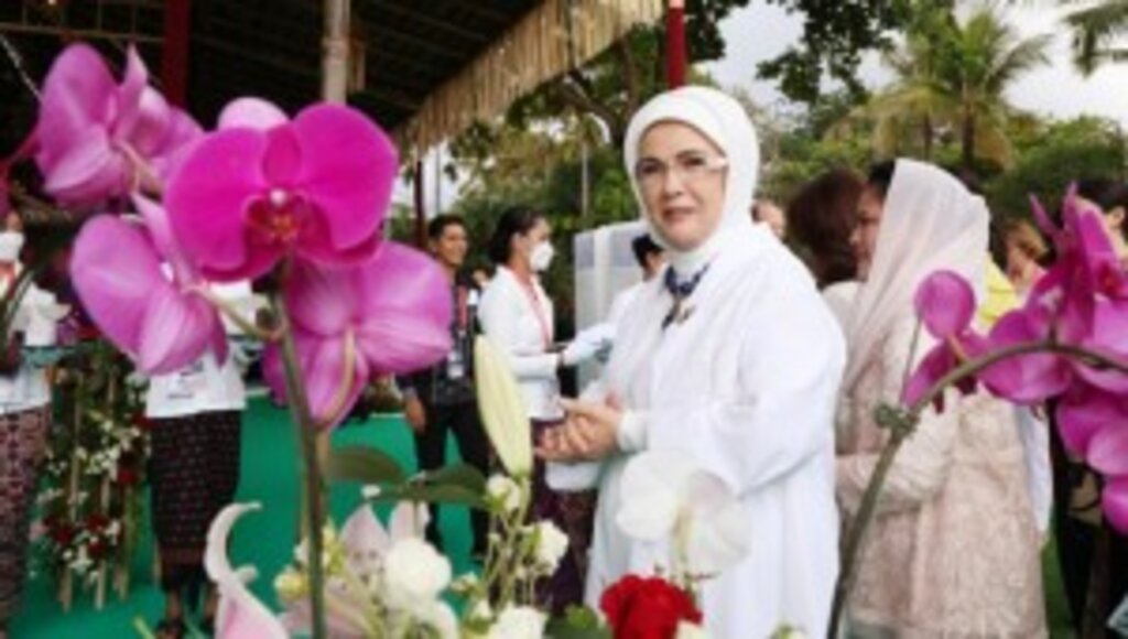 Emine Erdoğan, G20 Liderler Zirvesi için bulunduğu Endonezya’da lider eşleriyle bir araya geldi