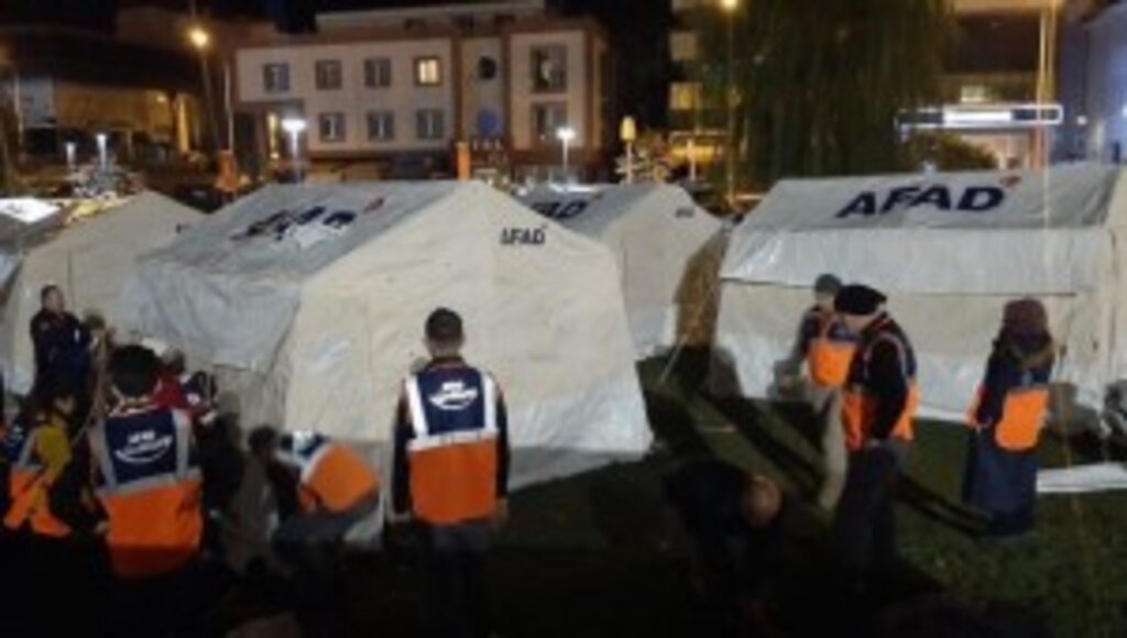 Kentin 10 Farklı Noktasında Depremzedeler Güne Çadırda Uyandı
