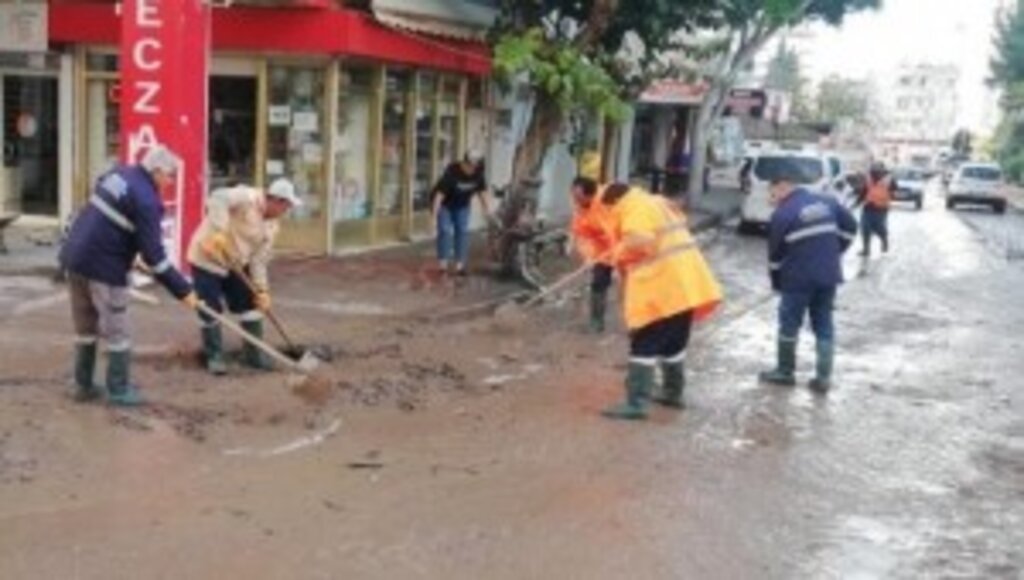 Antalya'daki Selden Etkilenen Alanlarda Temizlik Çalışmaları Devam Ediyor