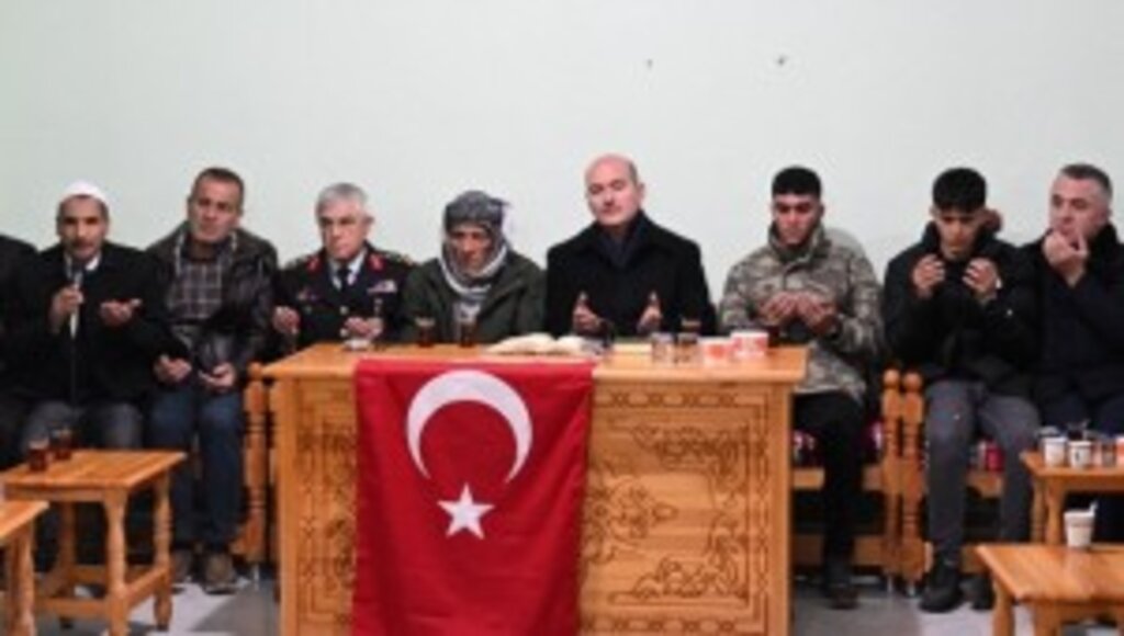 Bakan Soylu’dan şehit korucu Nimet Encu’nun ailesine taziye ziyareti