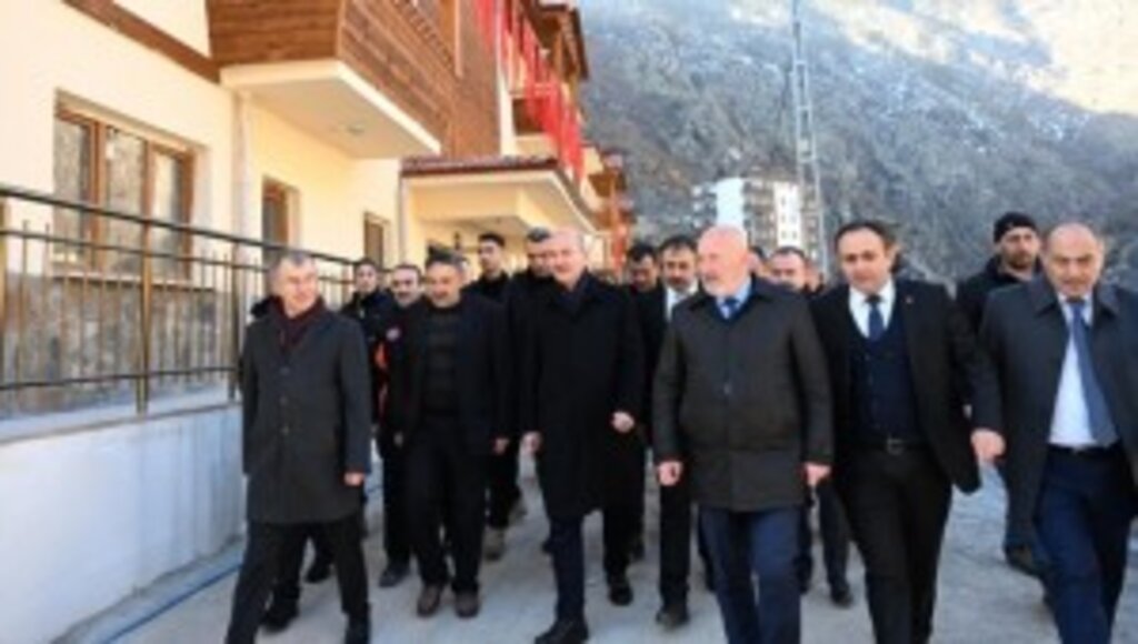 İçişleri Bakanı Soylu, Yusufeli’nde yangınzedeler için inşa edilen konutlarda inceleme yaptı