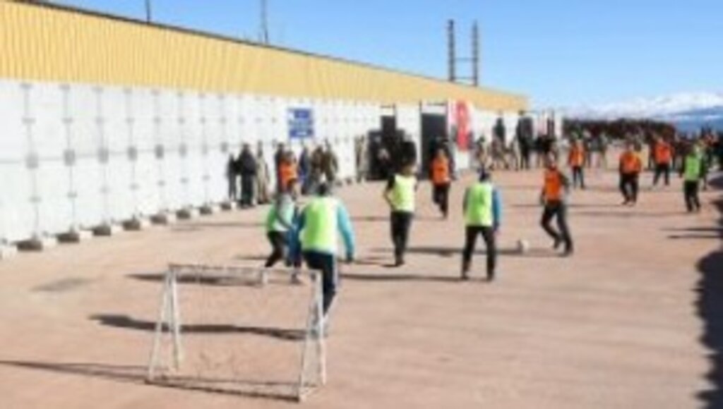 İçişleri Bakanı Süleyman Soylu,1880 rakımda jandarmalarla maç yaptı