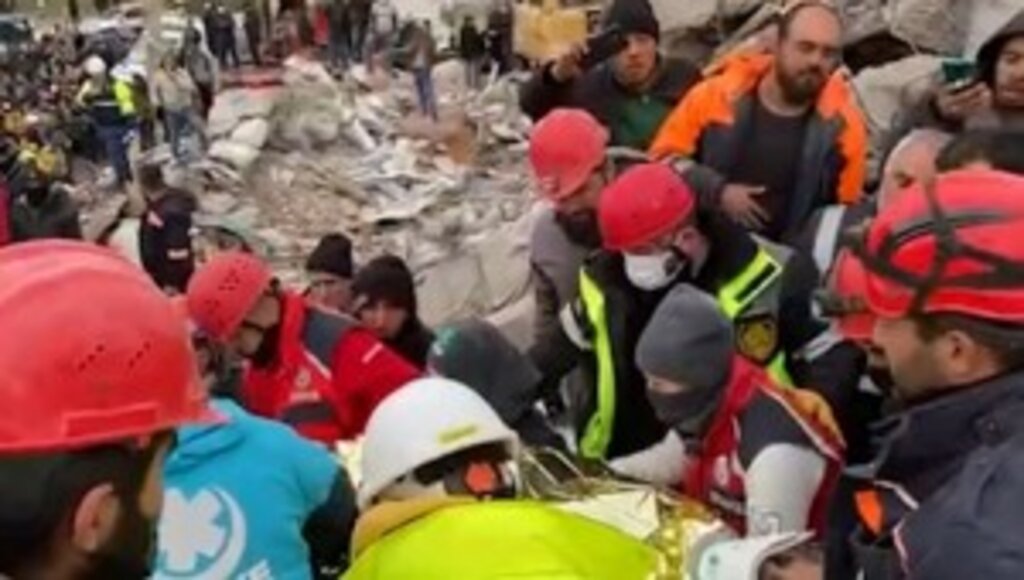 CAK Canik Belediyesi Arama Kurtarma Ekipleri Enkaz Altında Kalan Kadını 108 Saat Sonra Sağ Olarak Kurtardı