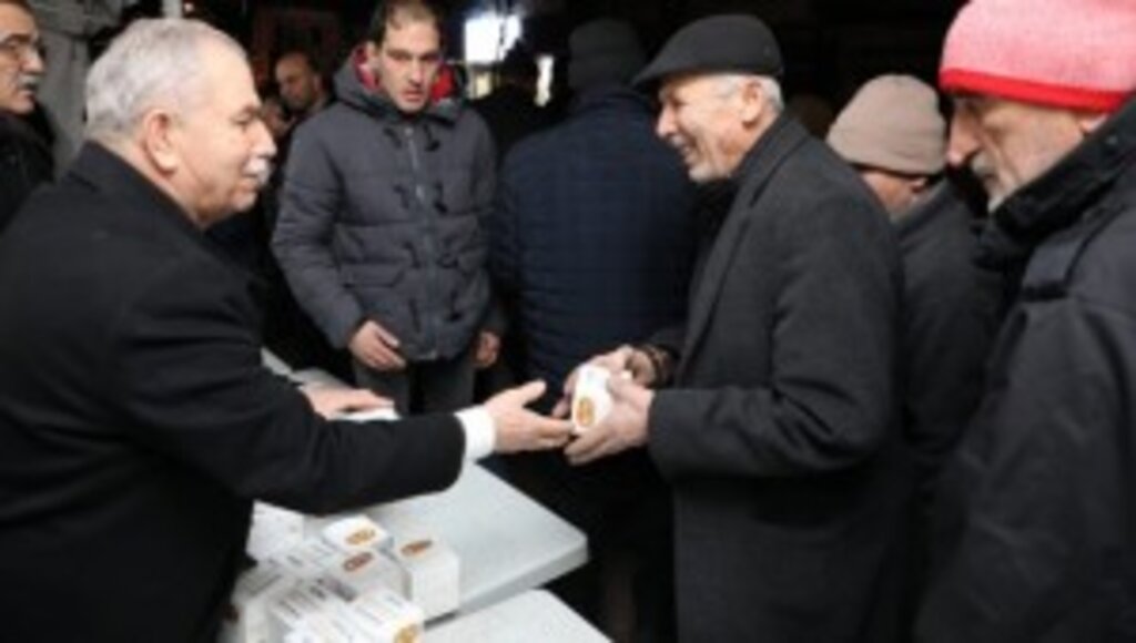 İLKADIM BELEDİYESİ BÜYÜK CAMİ'İNDE VATANDAŞLARA KANDİL SİMİDİ DAĞITTI