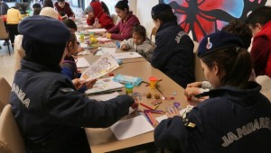  Osmaniye'de Depremi Yaşayan Çocuklar Jandarma Ablalarının Oyunlarıyla Moral Buluyor