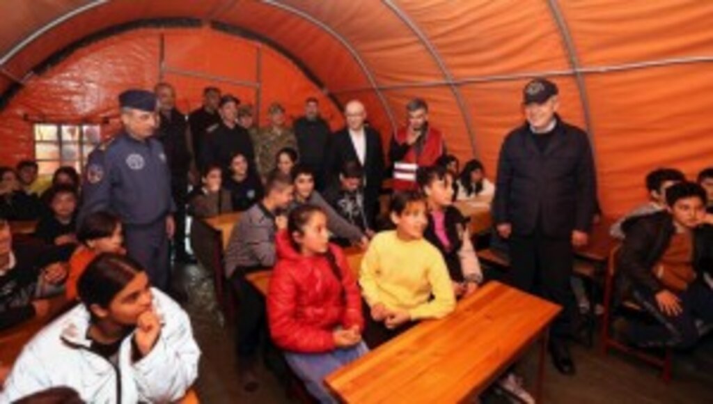 Bakanı Hulusi Akar, Hatay'da Çadır Kenti ve Mehmetçik Okulunu Ziyaret Etti