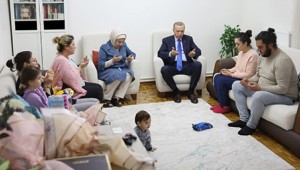 Cumhurbaşkanı Erdoğan, depremzede Hülya Çelebi ve ailesini ziyaret etti