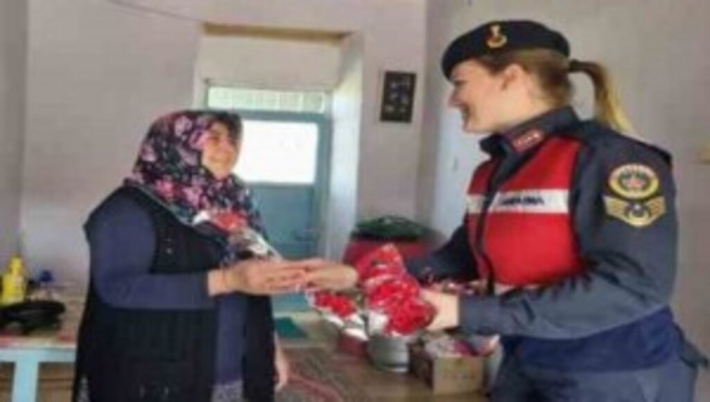 Elazığ’da Jandarma Ekipleri, 8 Mart Dünya Kadınlar Günü Çerçevesinde Depremzede Kadınların Gününü Kutladı