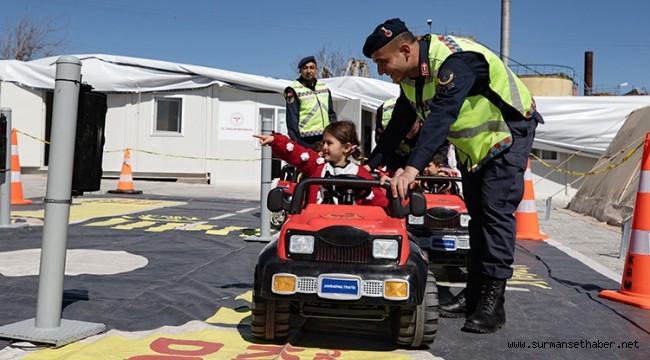 Jandarma Ekipleri Hatay'da Kurdukları Parkurda Çocuklara Trafik Kurallarını Öğretiyor