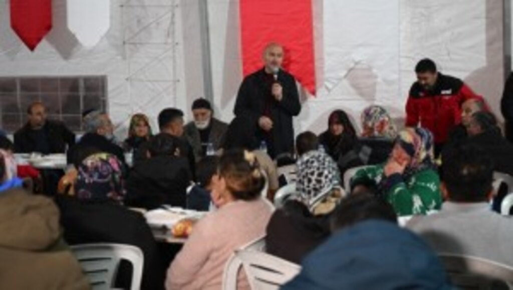 İçişleri Bakanı Süleyman Soylu, Pazarcık’ta depremzedelerle iftar yaptı: Allah nasip edecek bir yıl içerisinde kalıcı konutlara geçilecek