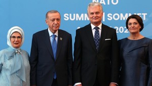 Cumhurbaşkanı Erdoğan ve eşi Emine Erdoğan, NATO Zirvesi akşam yemeğine katıldı