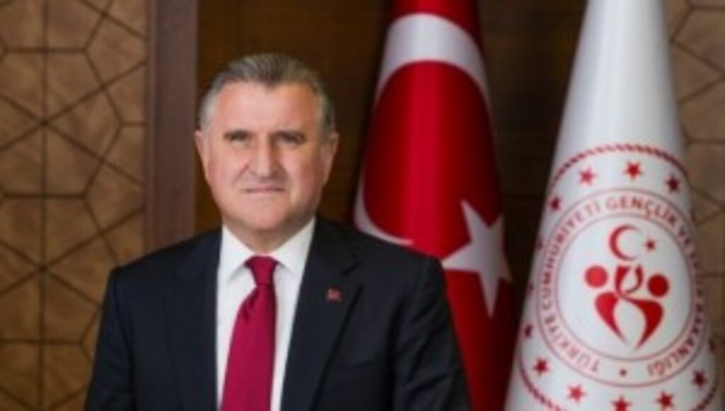 Bakan Bak İşitme Engelliler Kadın Futbol Takımı’nı tebrik etti