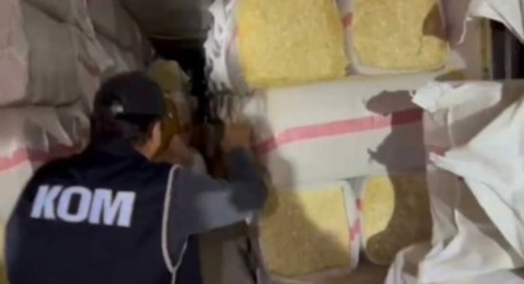 Saman yüklü TIR’dan 2 bin 600 paket kaçak sigara çıktı