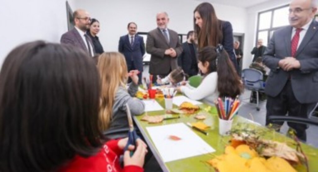 AK Parti Genel Başkan Yardımcısı Karaaslan ve Başkan Sandıkçı’dan Akıncı TİHA Pozu