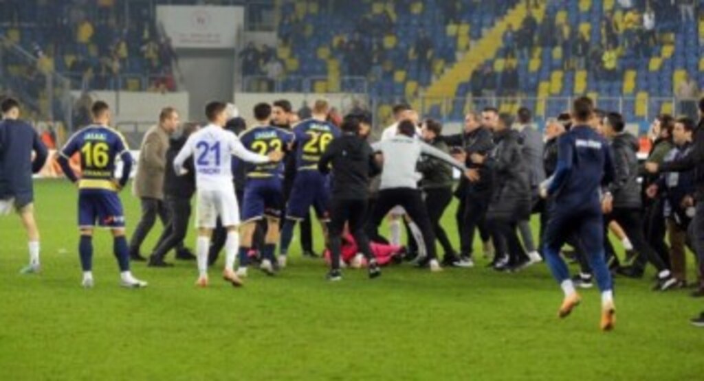 Futbolda utanç gecesi; Halil Umut Meler’e yumruklu saldırı