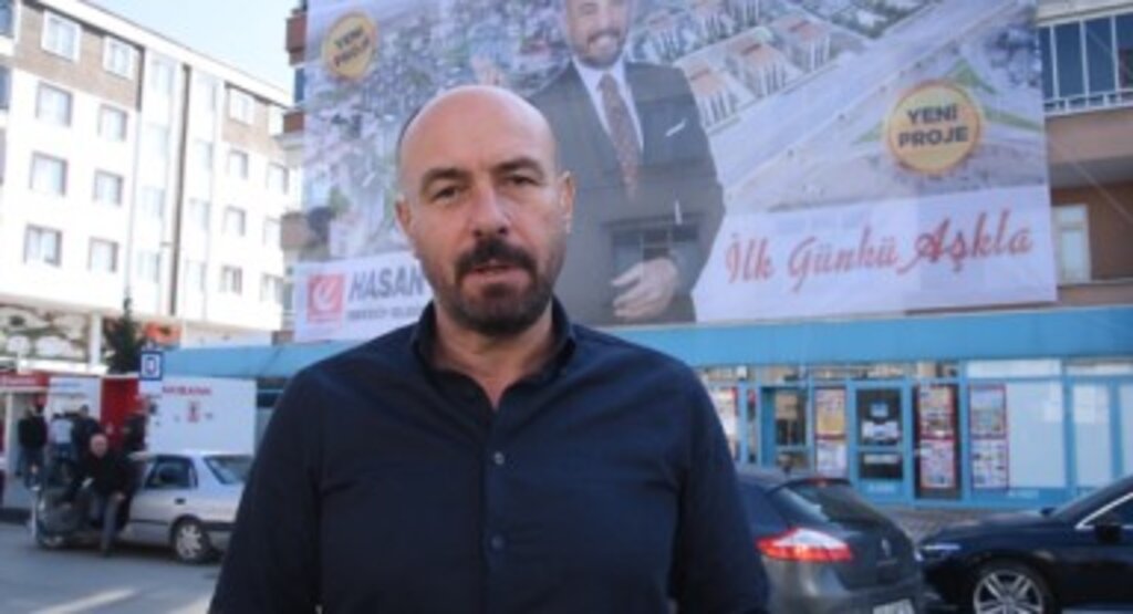 BAŞKANIN ARACININ CAMI KIRILDI PANKARTI KURŞUNLANDI