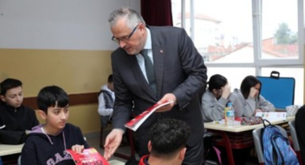GENÇ DOSTU BAŞKANDAN ÖĞRENCİLERE ÜCRETSİZ KAYNAK KİTAP
