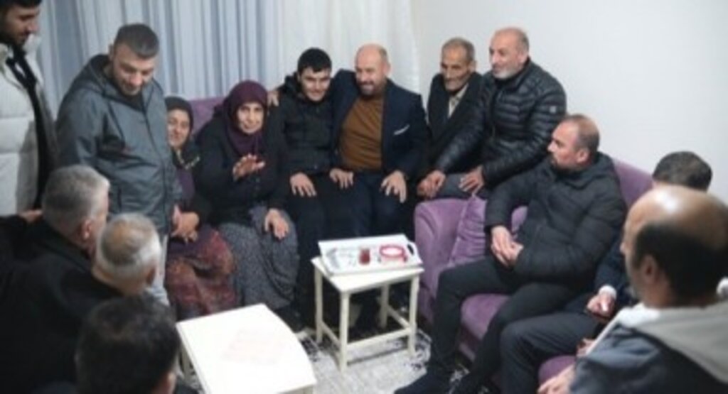 Başkan Togar evi yanan aileye el uzattı