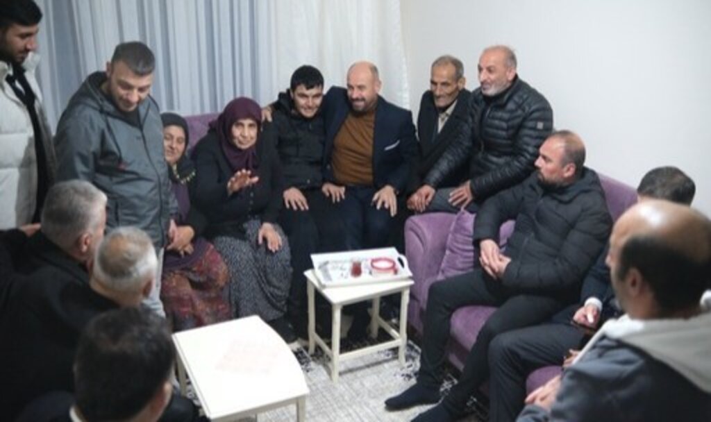 Başkan Togar evi yanan aileye el uzattı