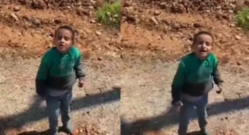 Parti arabasının peşinden koşturan çocuk, yüzleri güldürdü