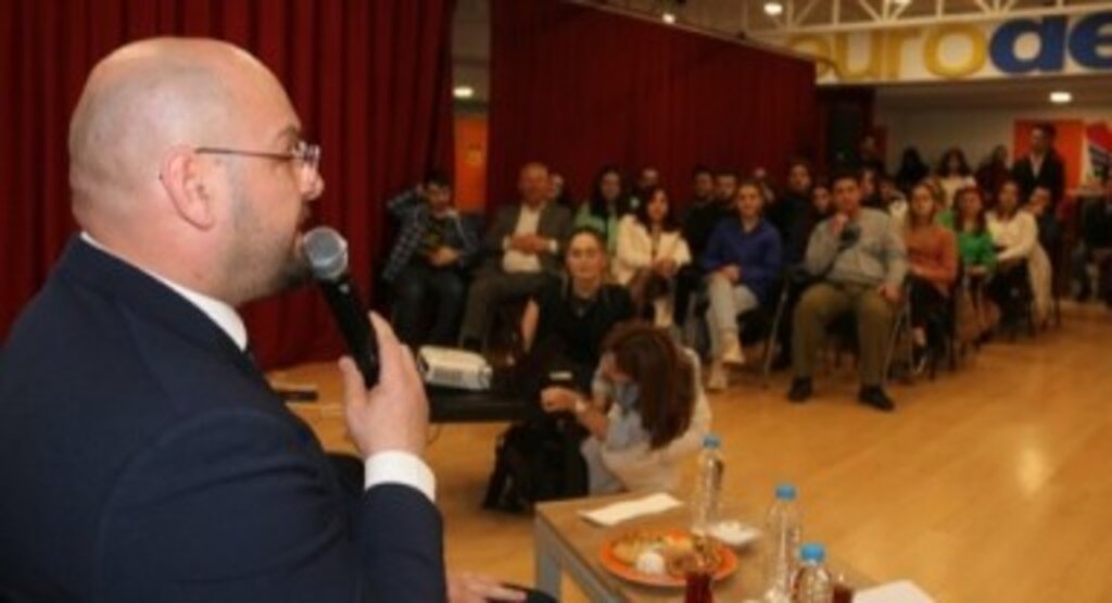 Üniversiteli gençler sordu, Türkel cevapladı
