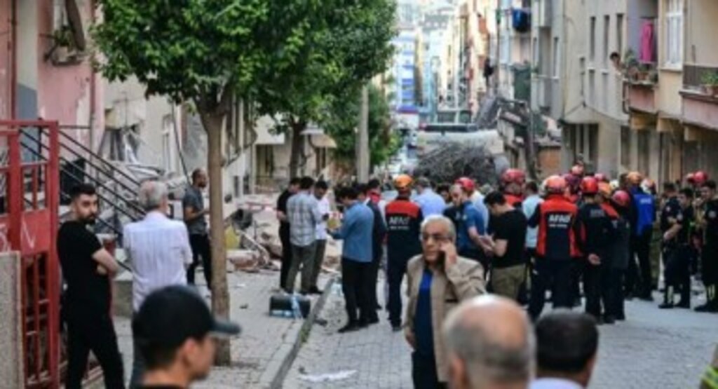 İstanbul’da bir bina çöktü