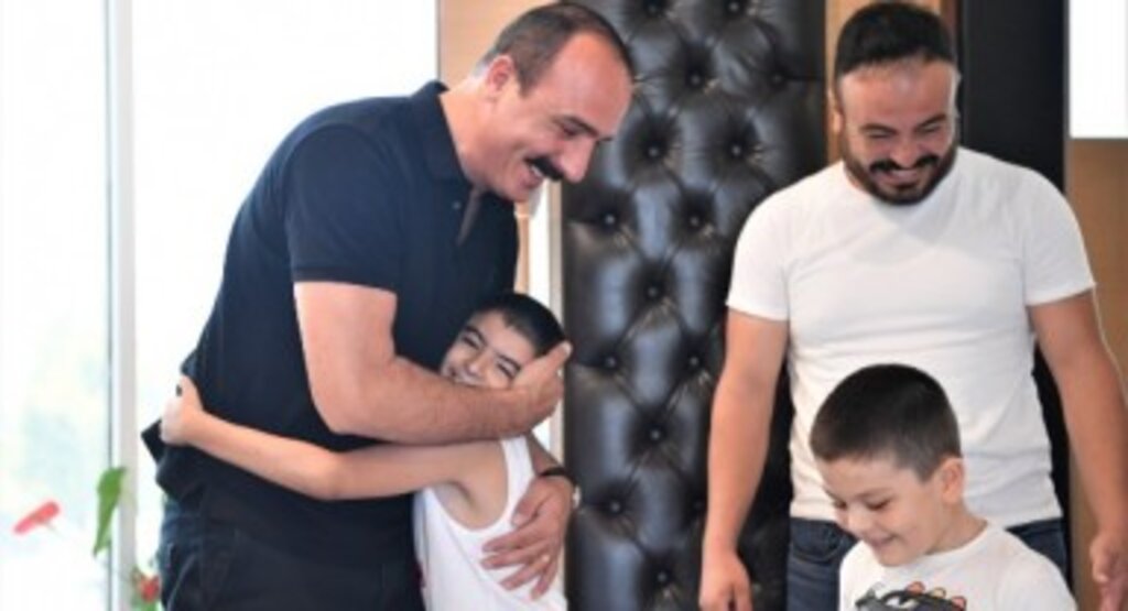 Kotan sözünü tuttu, o esnafı makamında ağırladı
