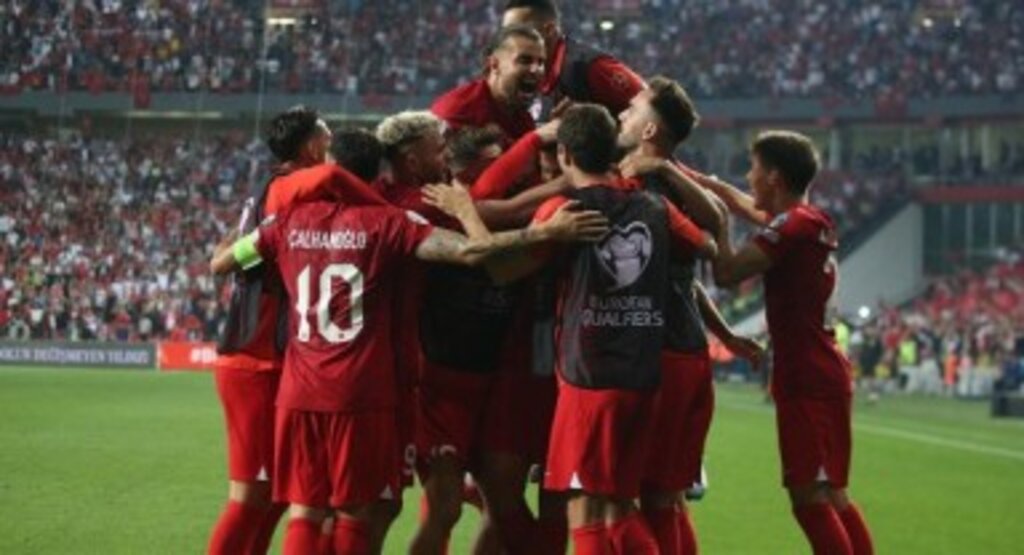 Milli maçta son noktayı Cenk Tosun koydu; Türkiye 2, Çekya 1