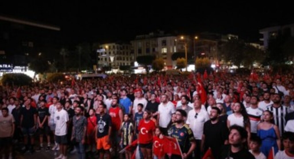 Binlerce Alanyalı Milli Maç tek yürek izledi