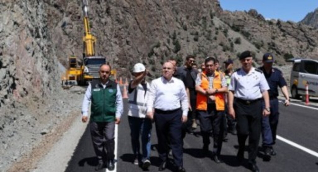 Çökmelerin olduğu Yusufeli T14 Tüneli, trafiğe kapatıldı
