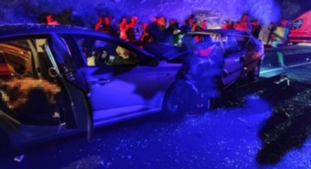 Dereboğazı yolunda iki otomobil kafa kafaya çarpıştı: 3 ölü, 10 yaralı