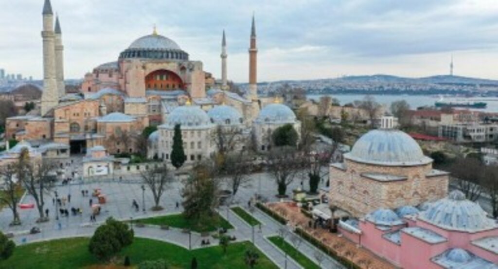 Fethin sembolü Ayasofya Camii’nin ibadete açılmasının 4.yıl dönümü